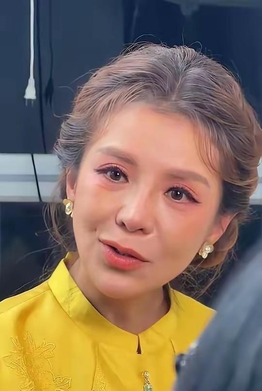 谁都不服，就服朱迅，你瞧人家都53岁了，抗癌多年。
朱迅的职业生涯真是一波三折，