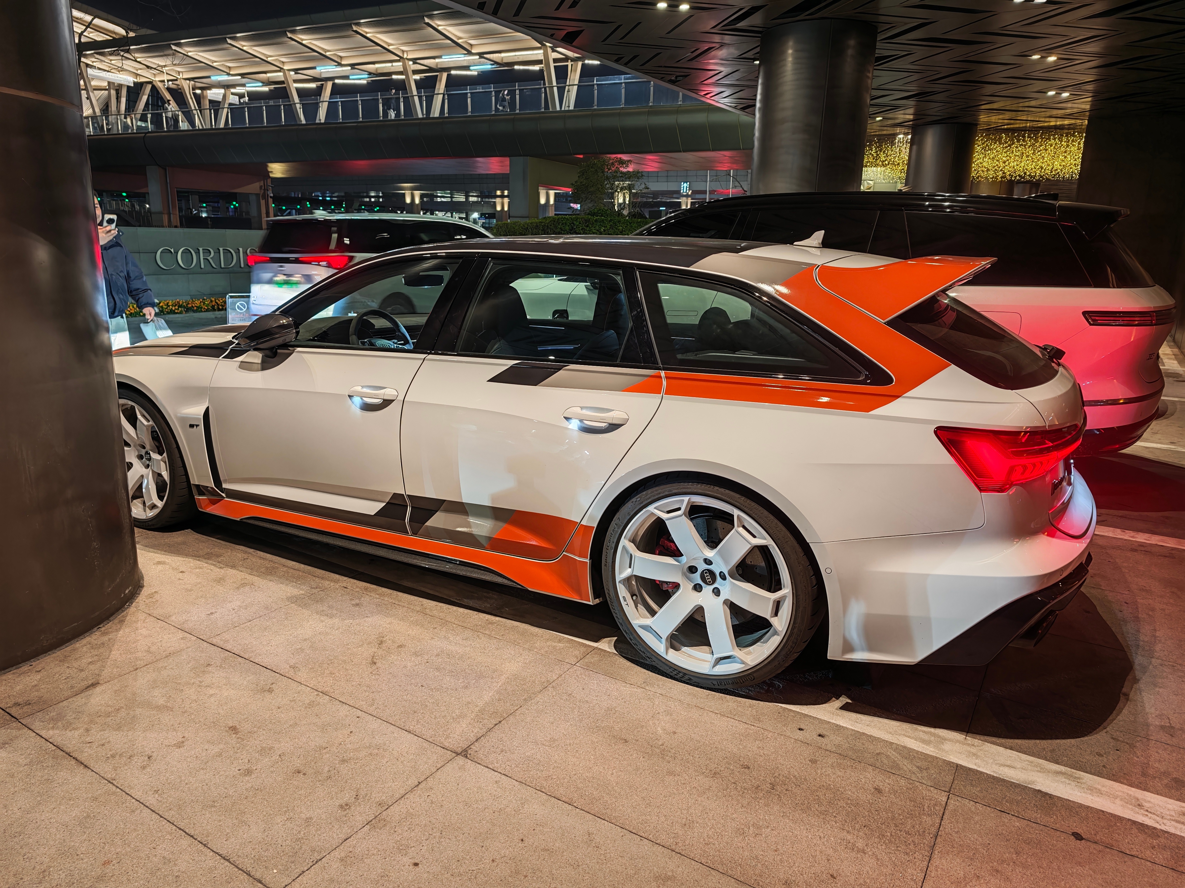 周末开这台奥迪RS 6 Avant GT前往F1围场，这车在路上的回头率太高了 