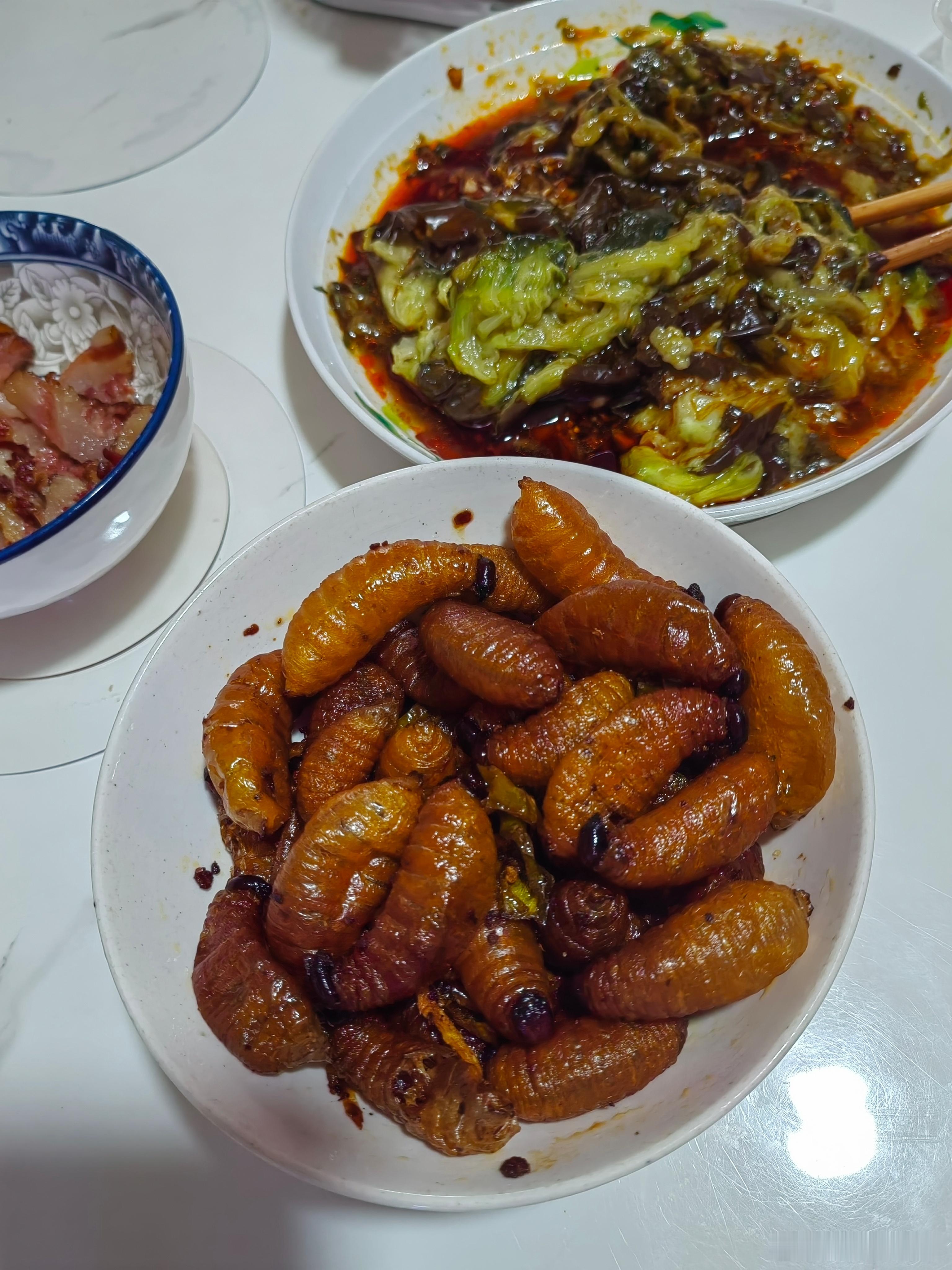 重庆妹妹总是喜欢吃一些奇奇怪怪的东西。之前给我们拿过几次油炸蜂蛹，我不是很喜欢，