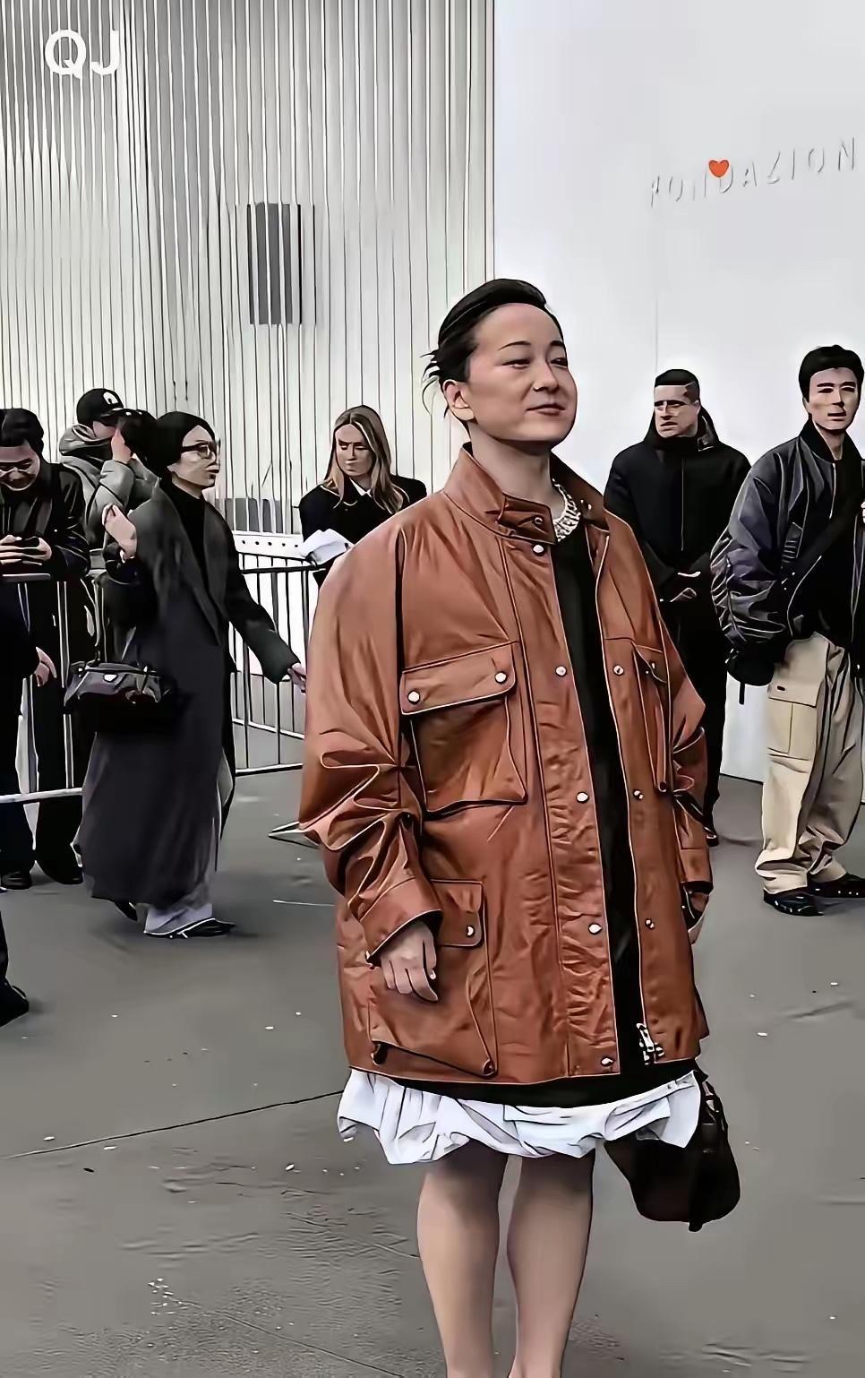 我敢打赌…全中国99%的人都认识她，以前是个胖丫头，现在真的好漂亮，好有气质。那