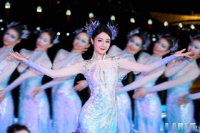 谁给迪丽热巴化的妆这挺美啊， 