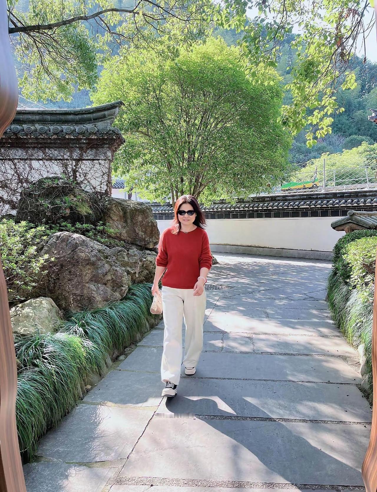 做个温暖的人:人静，心安，物简，知足。在喜欢的状态里生活。做自己，不慌不忙，随遇