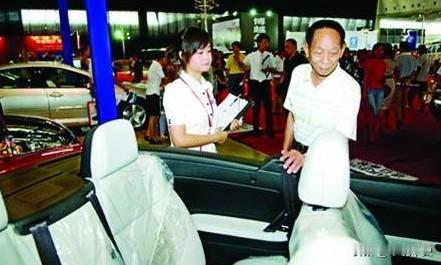 2008年，袁隆平参加车展时被一辆68.8万的敞篷车吸引，忍不住摸了一把。就这么