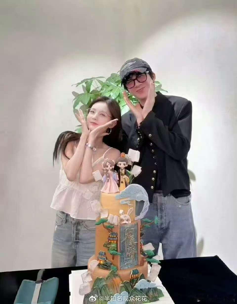 李一桐刘宇宁捧脸照李一桐刘宇宁庆功宴现场照李一桐刘宇宁捧脸照，不错，[送花花][