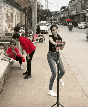 时代变化带来扎心反差，曾经长相亮眼的姑娘街头起舞，总能引来路人层层围观驻足，看热