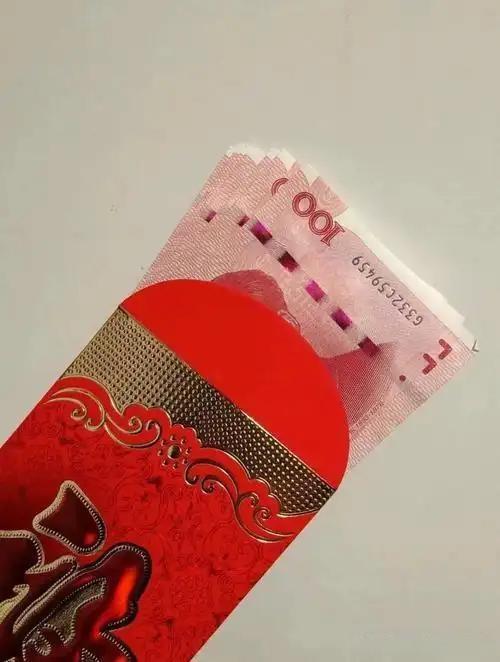 丈夫瞪了妻子一眼。就是这一眼，让原本想好的300块，直接翻到了1000。
妻子心