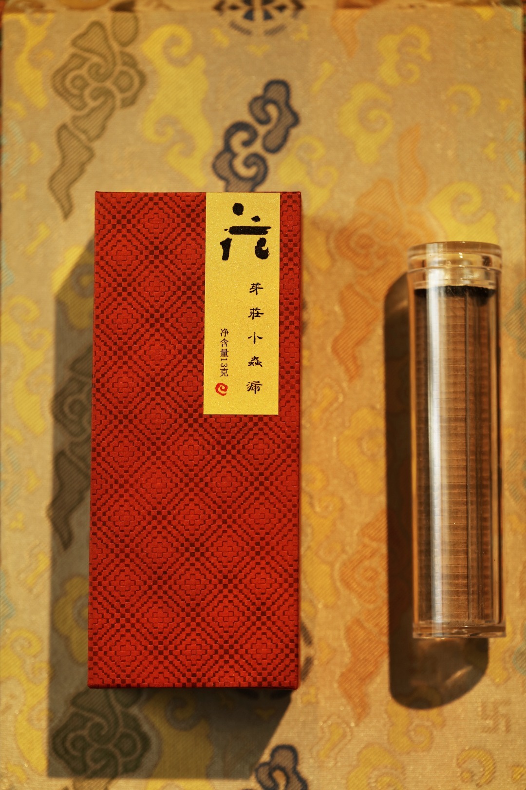 芽庄小虫漏 | 盘香13g装采用越南芽庄小斗笠与小虫沉香，纯粉高压成型，香韵沉稳