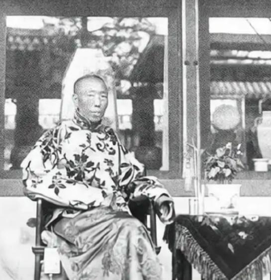 1908年，慈禧太后死后，李莲英便失去了最大的靠山，为慈禧守孝100天后，李莲英