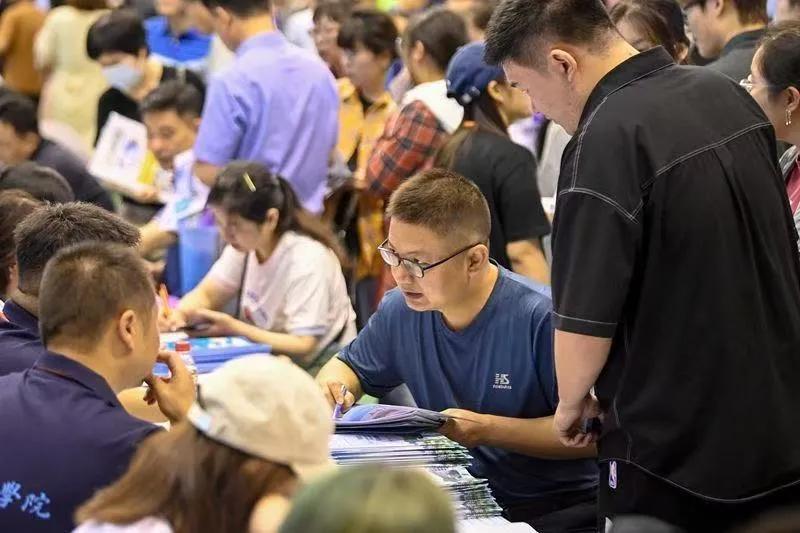 这些专业，普通家庭孩子报考需谨慎

家有普通家庭孩子的家长们，尤其是临近报考了，