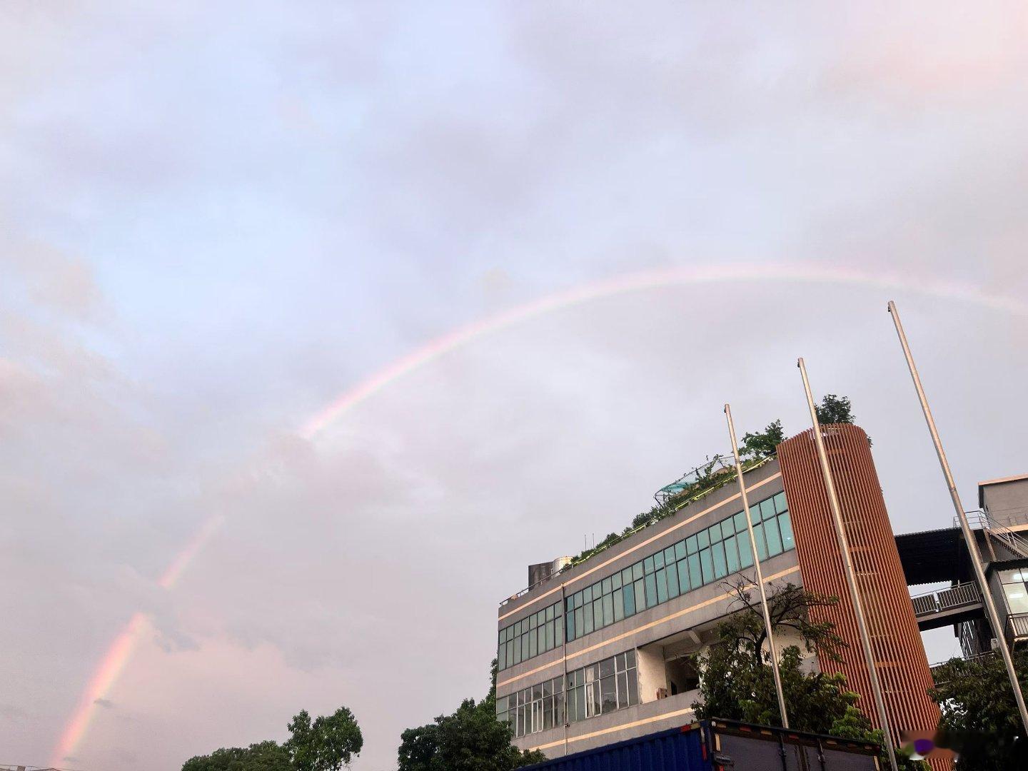 台风前的🌈 ​​​