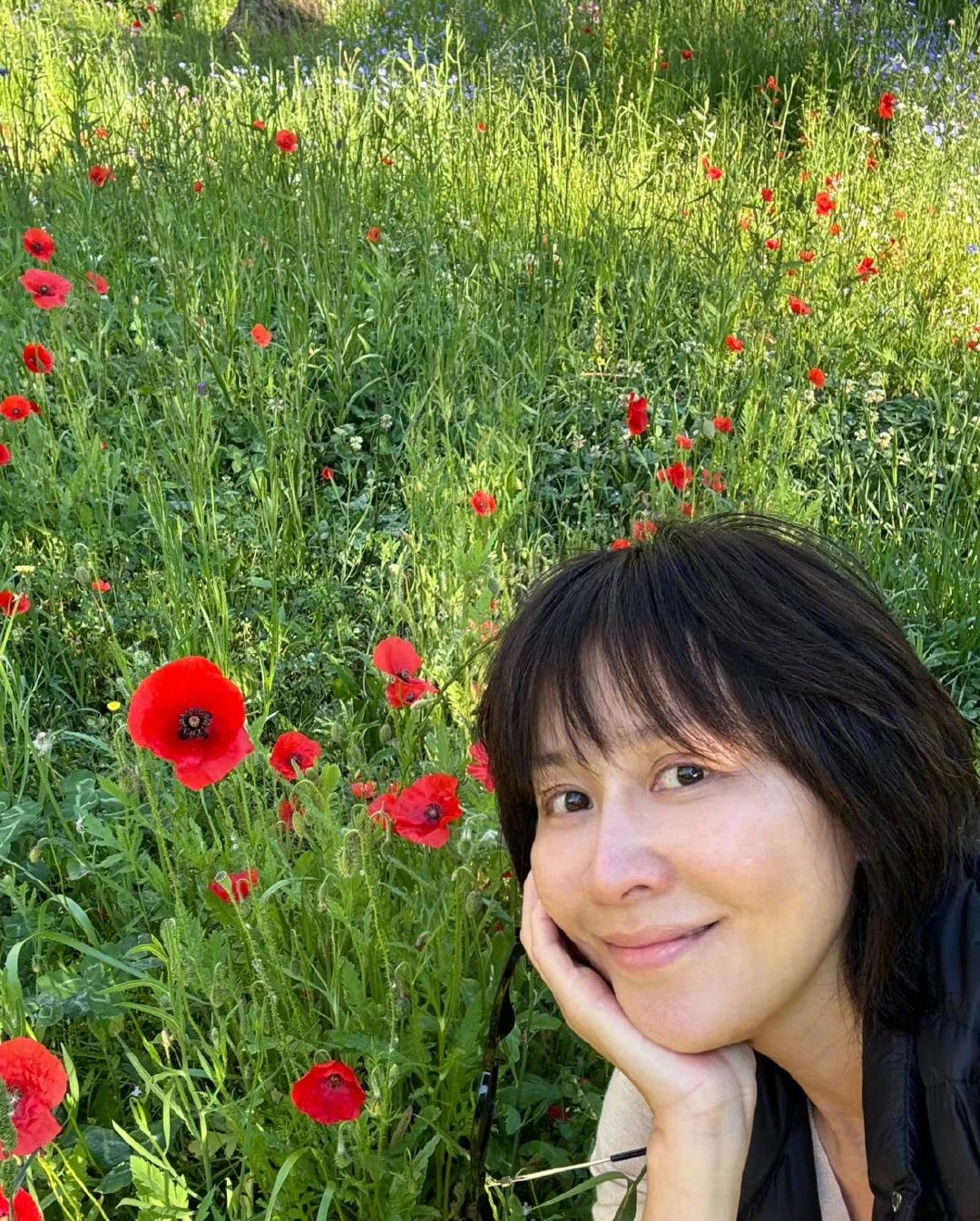 58岁刘嘉玲晒法国田园生活！素颜出镜穿杏色毛织开衫配短发，皮肤超好，真是越活越年