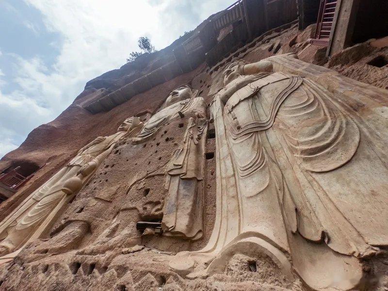 敦煌，千年的艺术殿堂敦煌，这座镶嵌于西北大地的明珠，自2000多年前设郡起，便扼