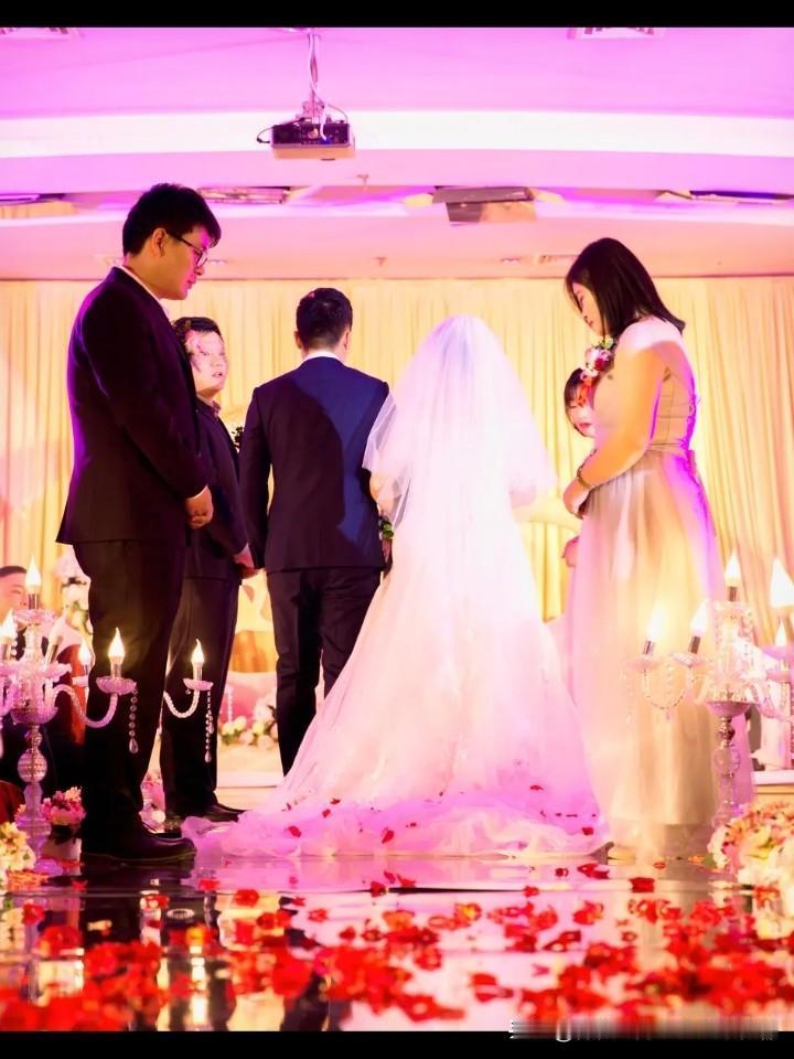 如果婚礼与母亲去世同一天，先做哪一件？
往往是无巧不成书，小伙子经过几年的恋爱要