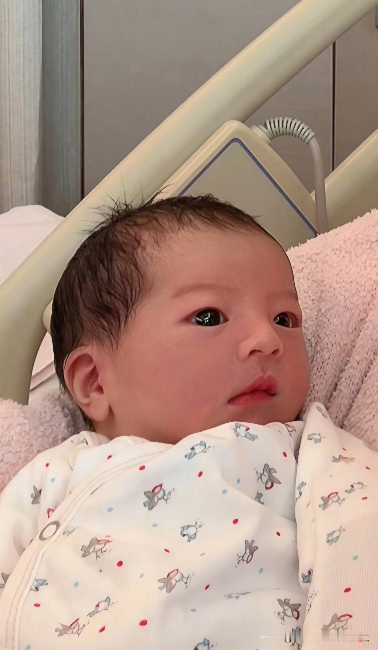 郭富城三胎再得女，大眼睛高鼻梁美人胚子，发文自诩“女神之家”！
10月22日晚，
