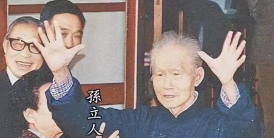 1988年，孙立人被释放，知道老部下李鸿的处境之后，他满脸愧色：“都是我的错，是