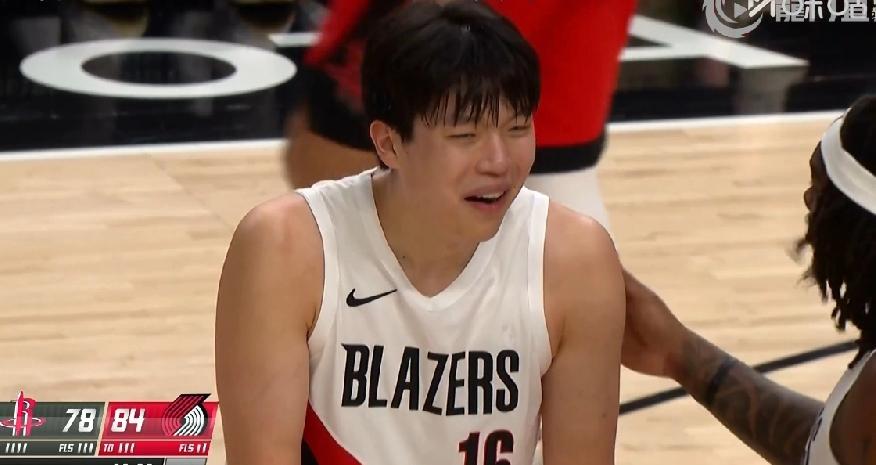扣飞拉低分数！NBA开拓者对阵火箭，杨瀚森3分+3板+2助+2误，今天教练给的时