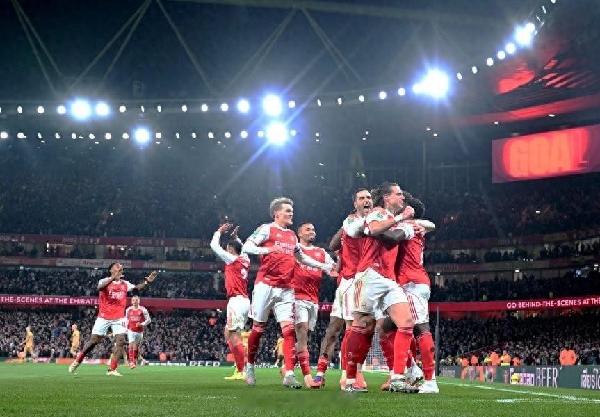 英超争冠烽烟再起！阿森纳坐镇酋长球场，迎战纽卡斯尔联，一袭红袍映绿茵，枪手能否借