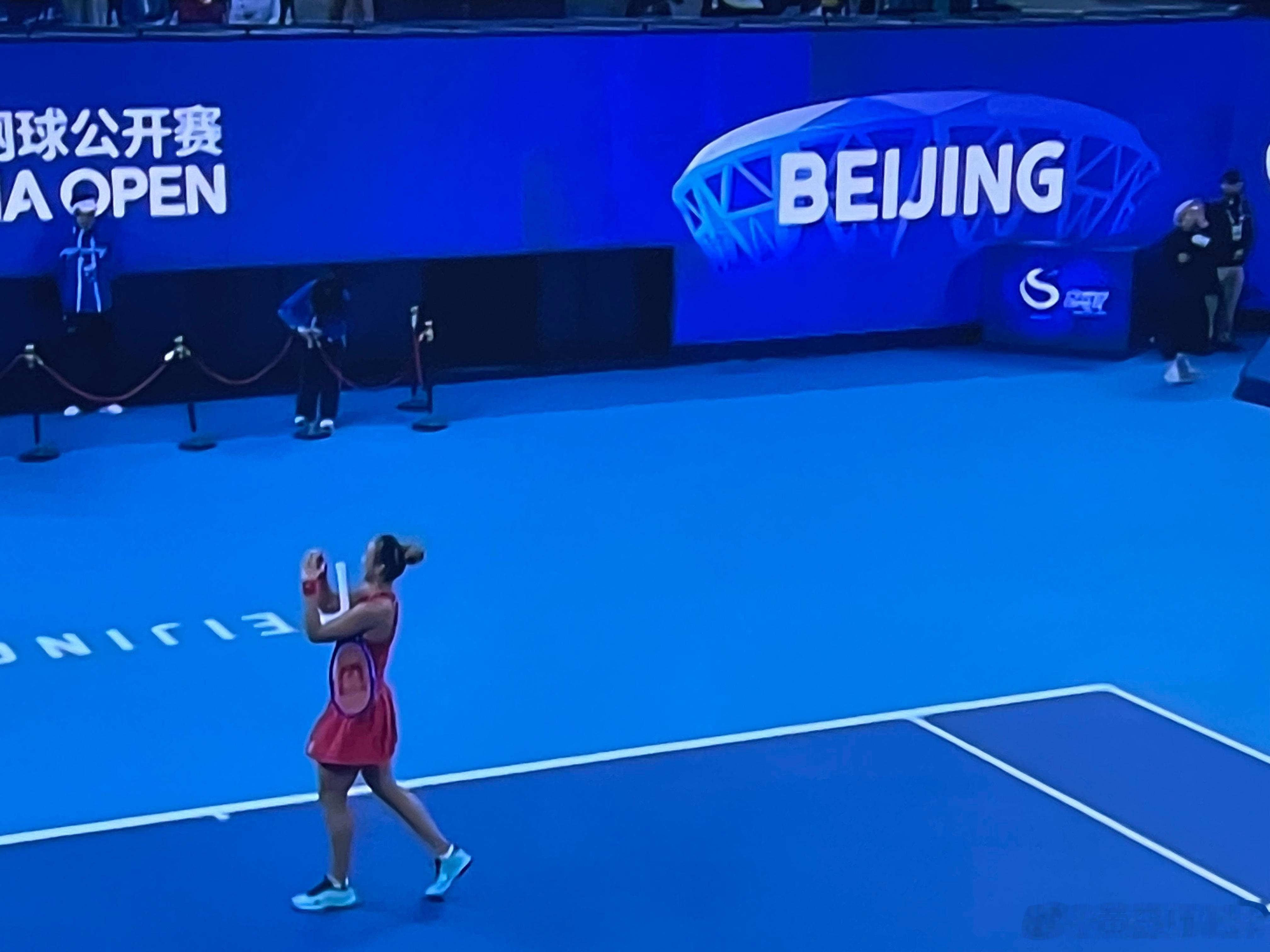 郑钦文以2:0战胜对手小米辣，捧起中网WTA1000赛冠军🏆，这是继李娜之后中