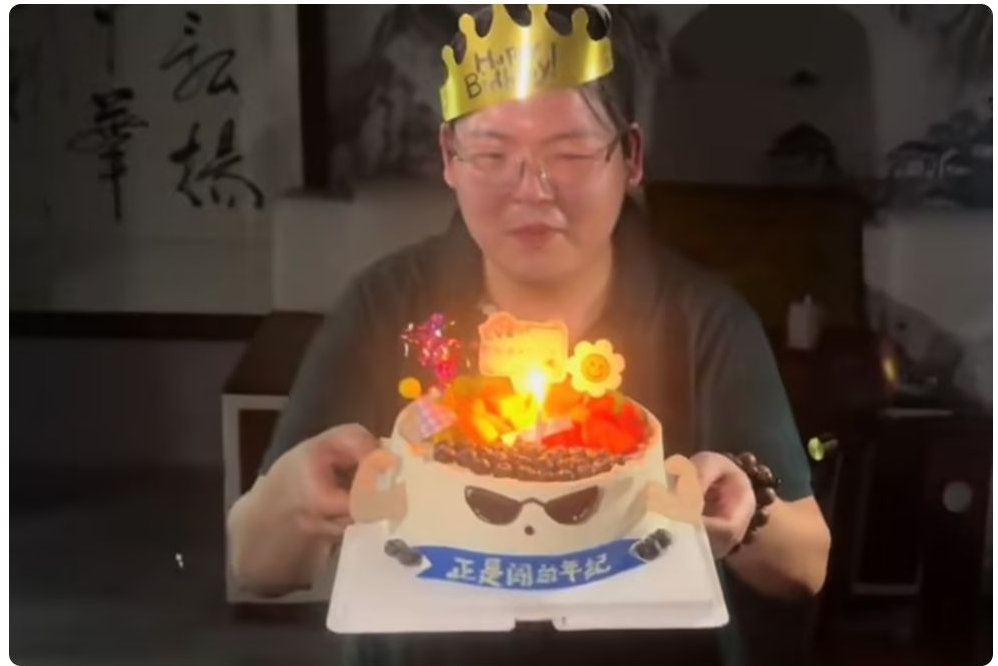 向佐哽咽谈弟弟！向佑目前已婚，和父母决裂回不了家，靠他经济支持！ 