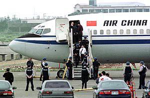 1998年，一民航机长因为不满没有分到房子，竟带着妻子，驾驶载有95名乘客的飞机