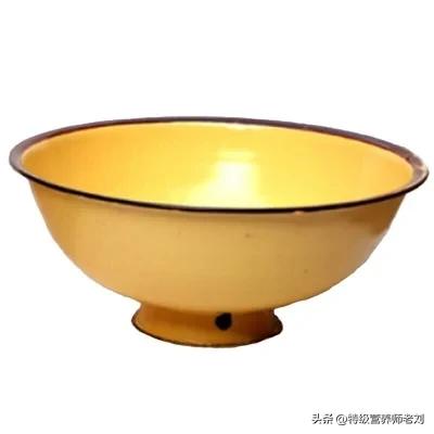 吸烟的人还很长寿，那是因为你不知道他背地里干了什么。
我姨夫活了99岁，他给我印