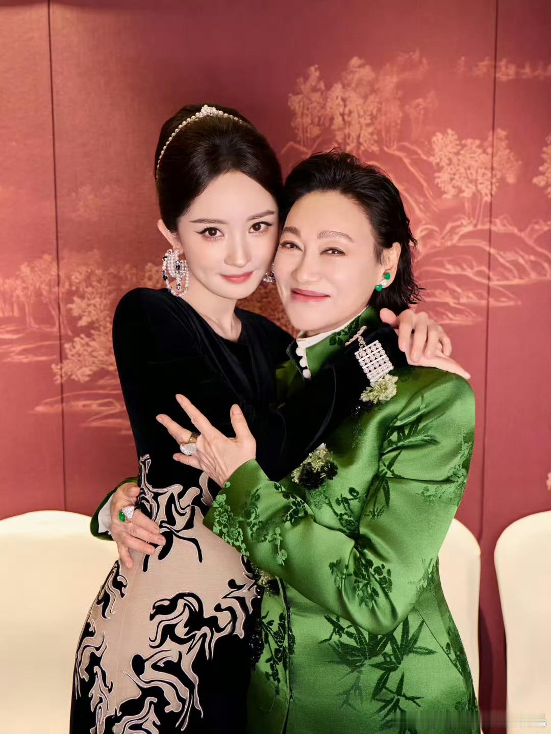 张小斐这个妆造乍一看都认不出来了杨幂跟惠英红拍照像入了什么系统一样，就是喜欢贴贴