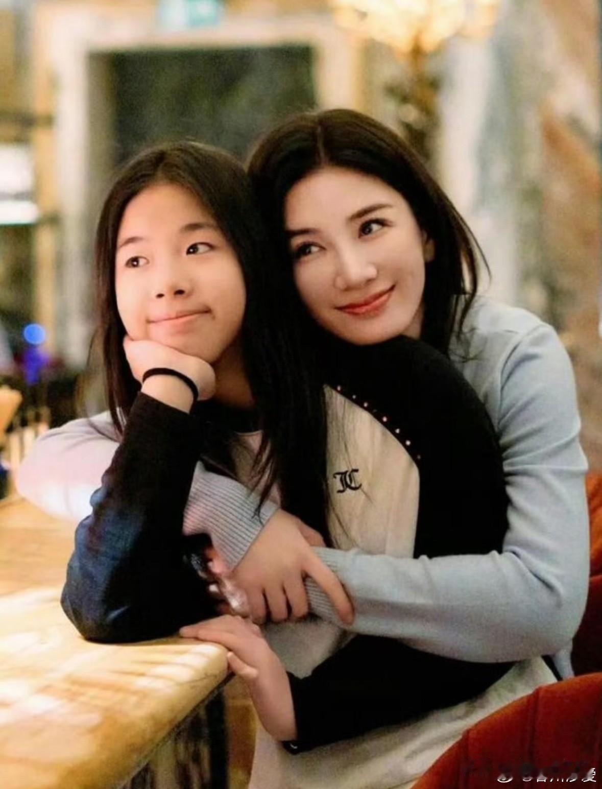 羡慕黄千玲也没用
永远都成为不了她，不是说她命好，而是她的妈妈是黄奕。

黄奕对