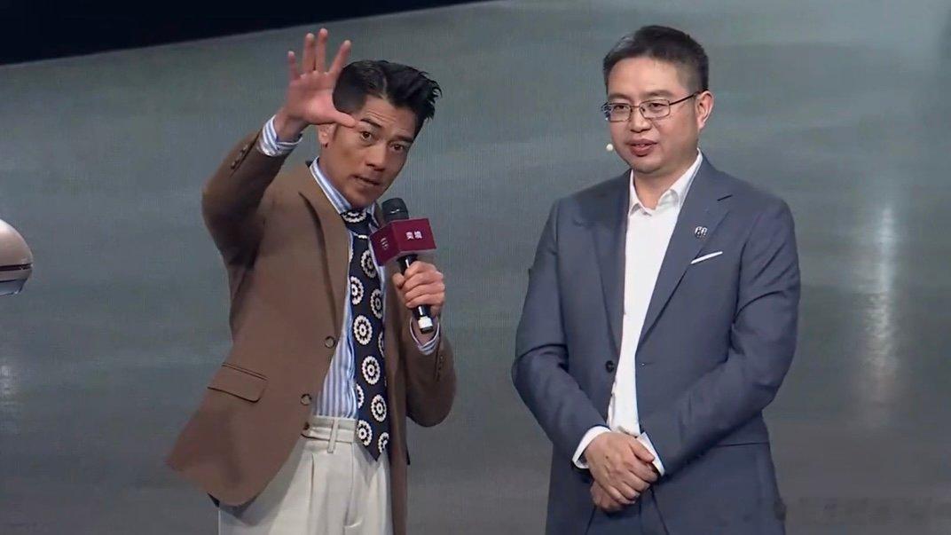 奕境X9官宣001号车主郭富城 曾经为自己开车现在为全家选车，第三排不再是应急将