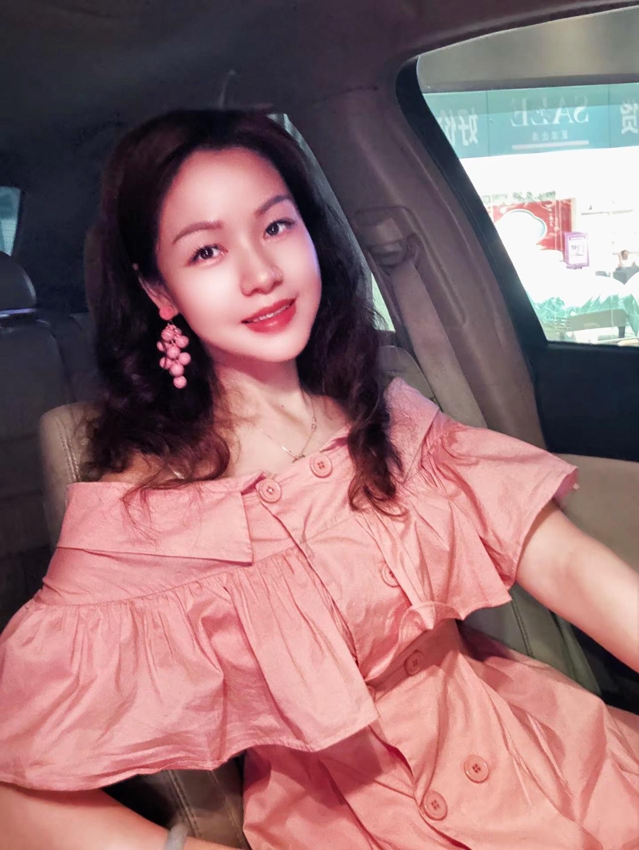 很多人问我，为什么坚持每天发抖音这件事？
其实很简单 —— 我想把那些治愈人心的