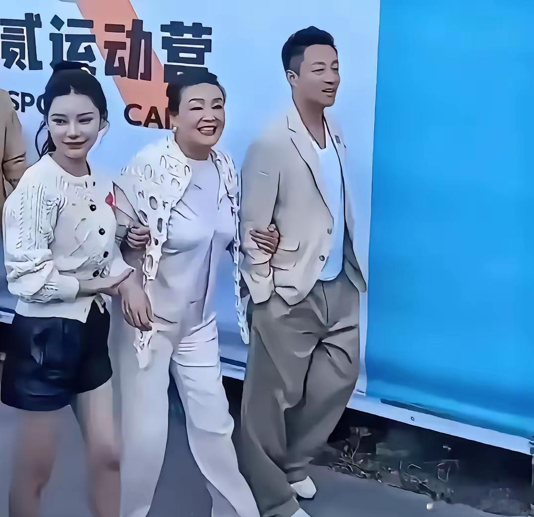张兰真的得感谢这个媳妇。因为她的儿子就是个十足的老婆奴，不管谁做老婆，都是围着老