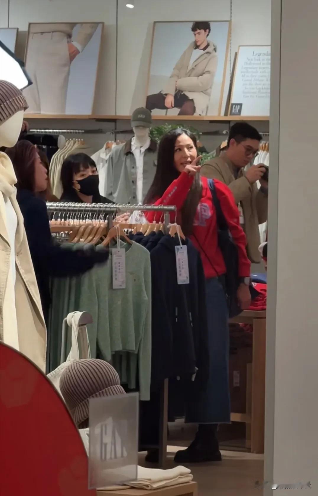 港星滕丽名现身东莞购物，穿着一件红色的卫衣配牛仔裤，长发披肩，身材清瘦。
她的脸