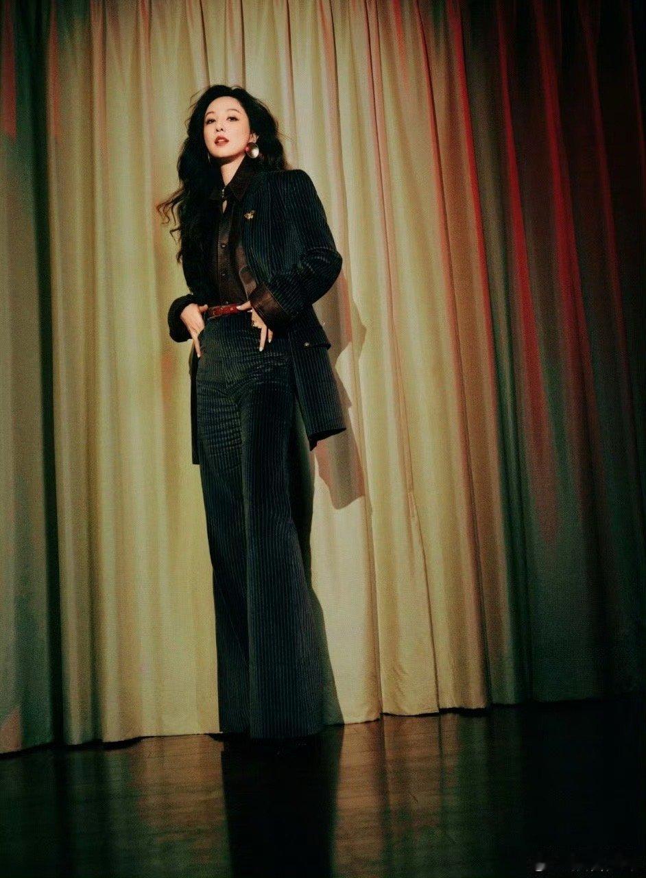 郑希怡 穿这么漂亮搞抽象 论优雅与抽象的完美融合，只服郑希怡！舞台上是飒爽西装女