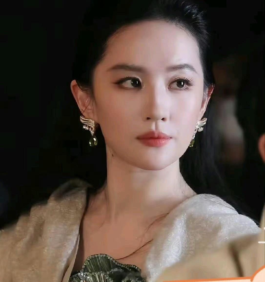 以后别再说刘亦菲是美女，你是不知道，称她为“神仙姐姐”才是名副其实！亲眼见到本人