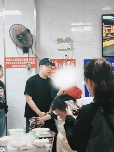 网友偶遇潘玮柏在南京吃馄饨潘玮柏在南京也爱喝馄饨10月22日南京馄饨店惊喜偶遇潘