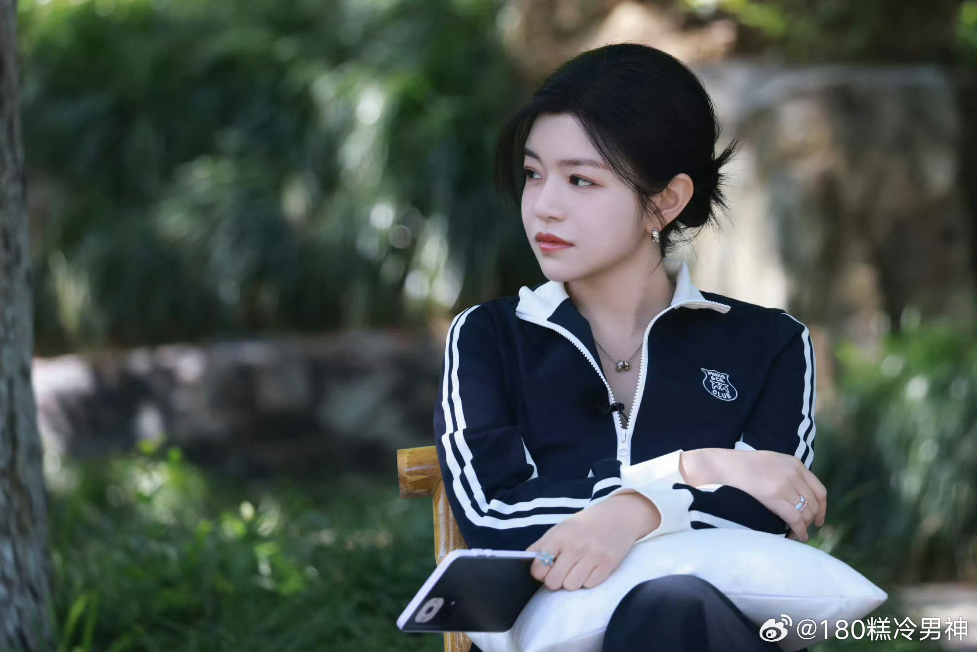 陈妍希葛优躺  提醒大家别学她久坐懒人沙发，虽然瘫着舒服，久了对腰椎可不友好。 