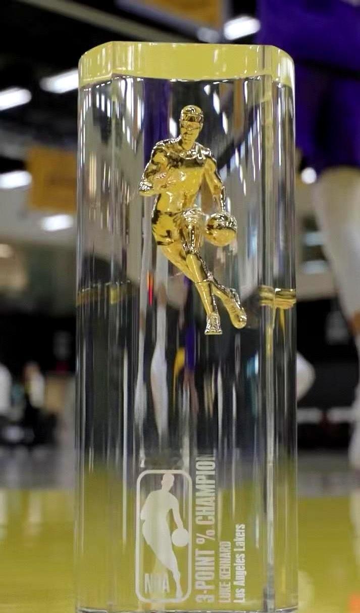 湖人训练场这波操作真绝了，直接把联盟大奖玩出家庭派对的既视感！
 

常规赛刚打