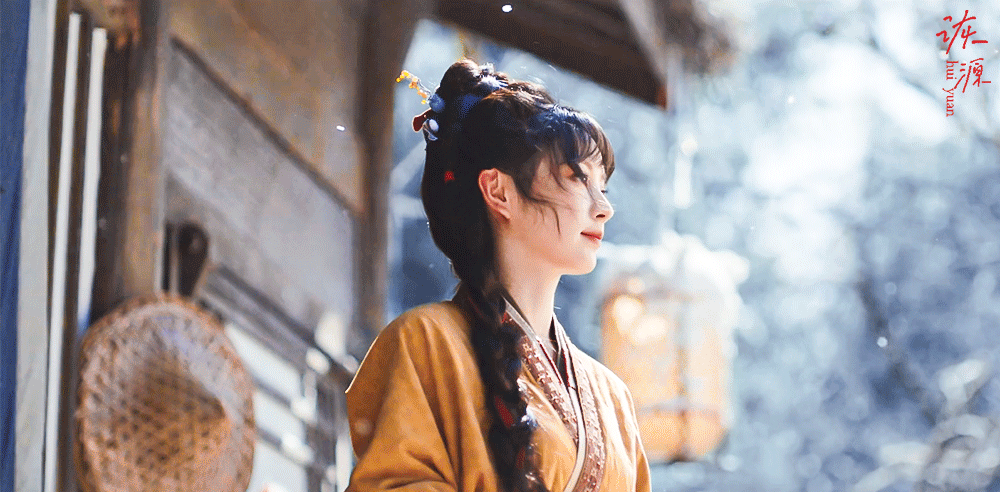 田曦薇 《逐玉》樊长玉 / 动图▷EP01-01 黄衣+单边麻花辫-下雪❄️❄️