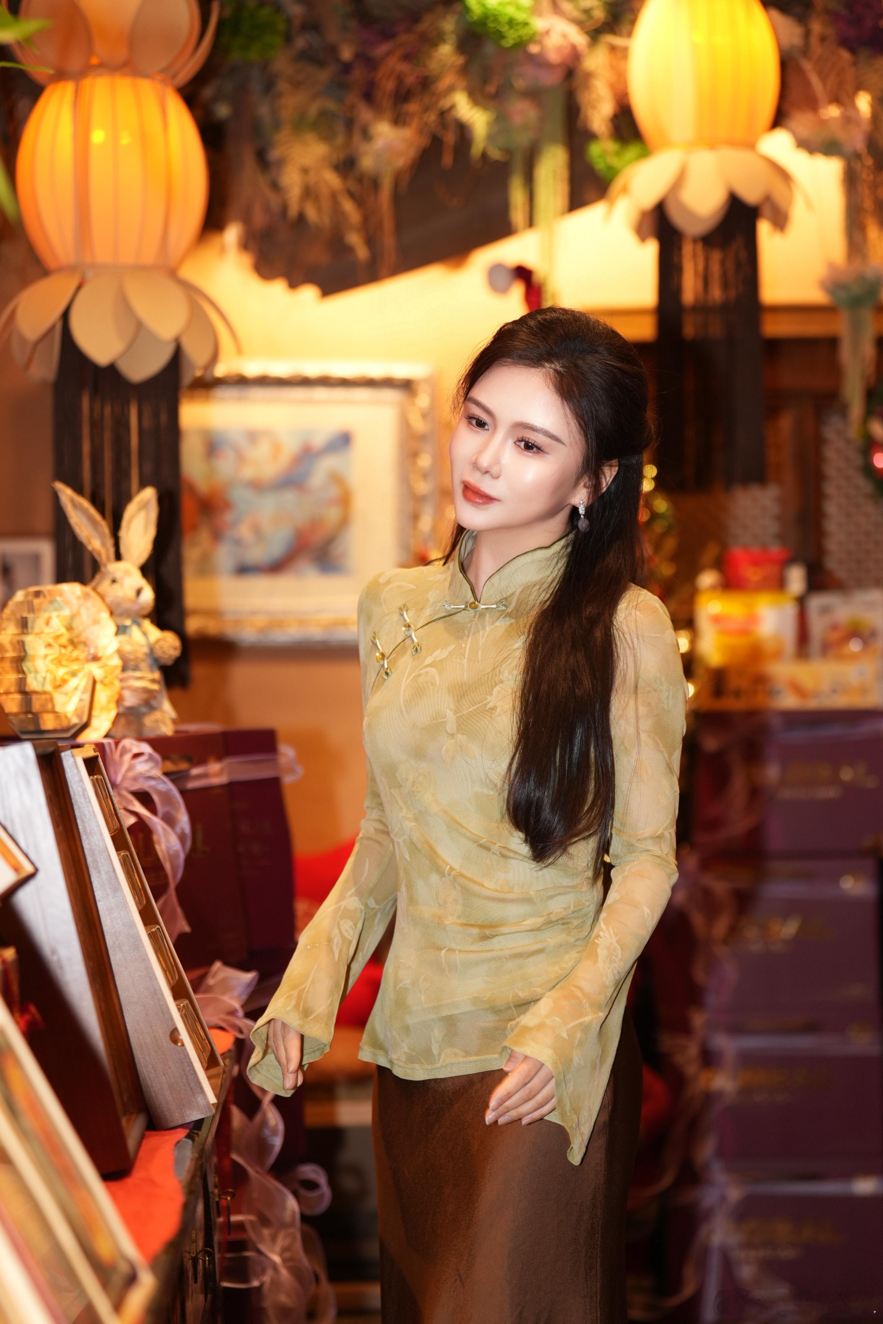 凤凰网主持人刘美希真的会被惊艳到！刘美希的新中式穿搭太有味道了，叶叶菩提的元素搭