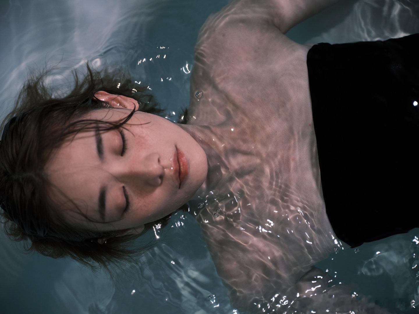 刘雅瑟幻视海的女儿镜头里她什么都没说，可那双亮晶晶的眼睛里全是情绪，破碎又清澈，