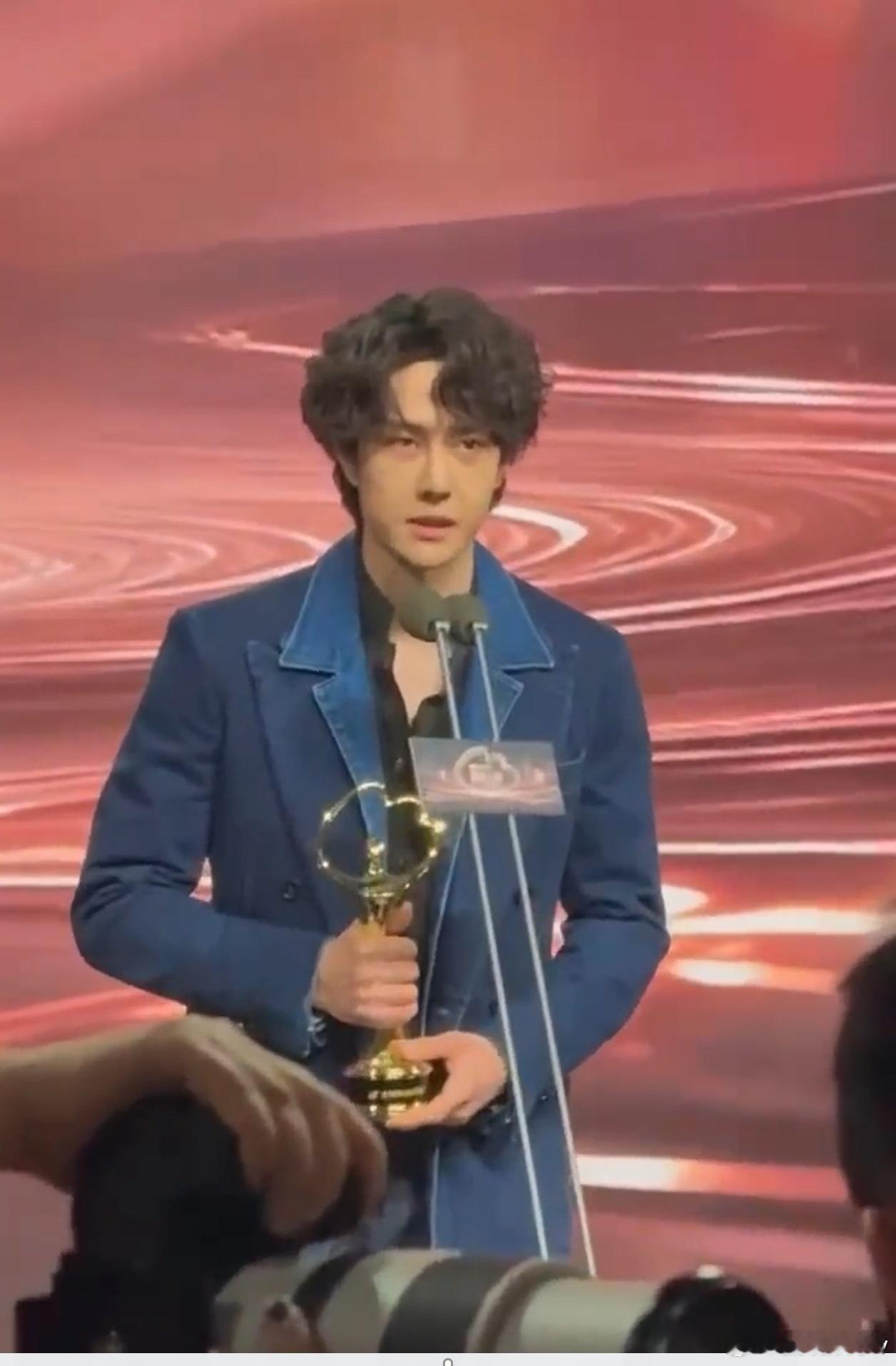 王一博没扣衬衣扣王一博衬衣口开的好大这次衬衣扣没扣上，开好大啊啊啊啊 