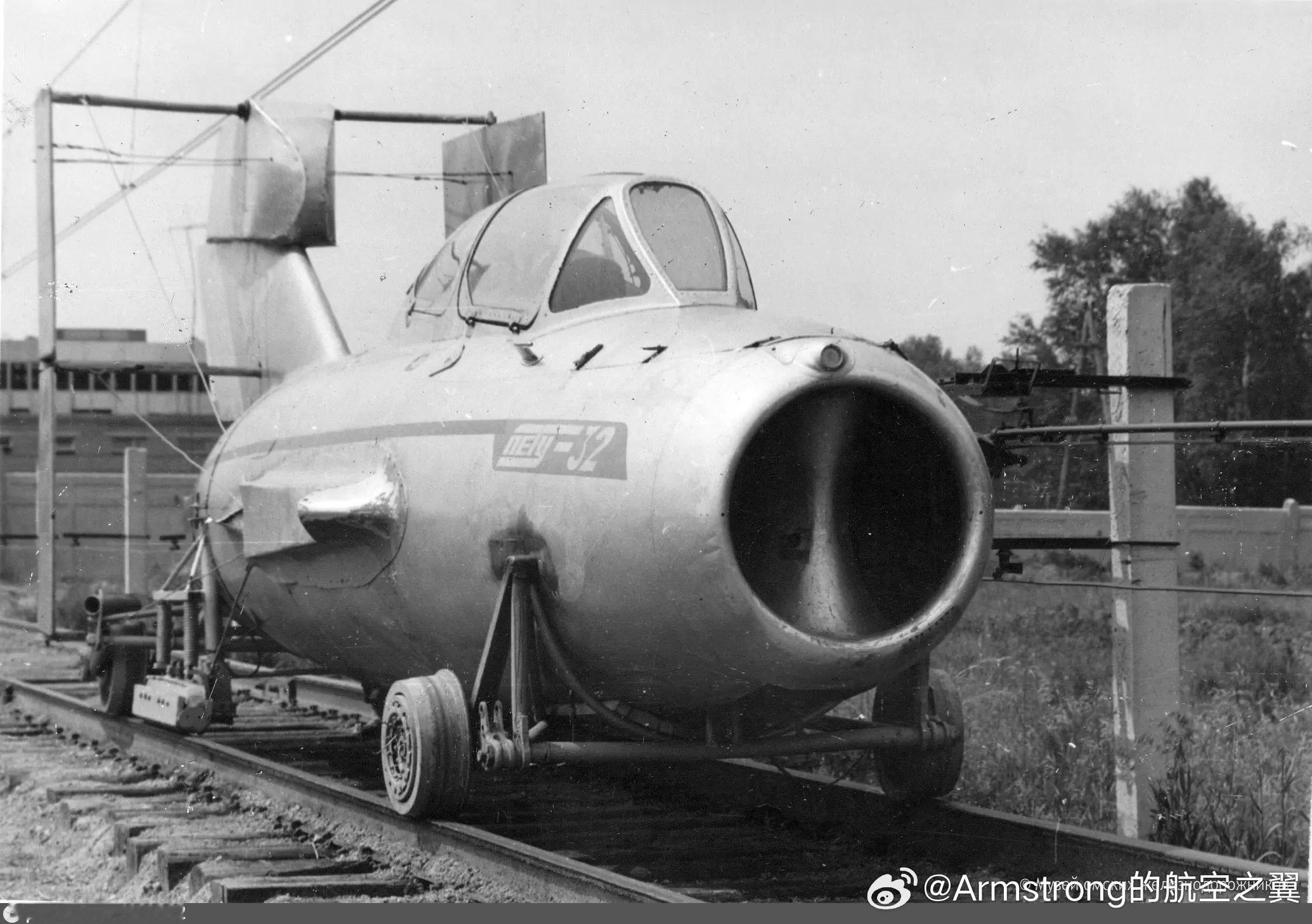 80年代初，苏联启动了高铁项目。为了收集项目所需的必要数据，鄂木斯克交通工程师研