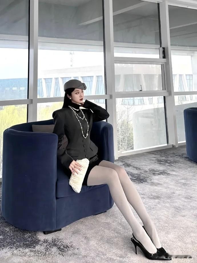 优雅黑裙，珍珠项链，复古帽，时尚穿搭！你们有哪些时尚搭配值得推荐呢?