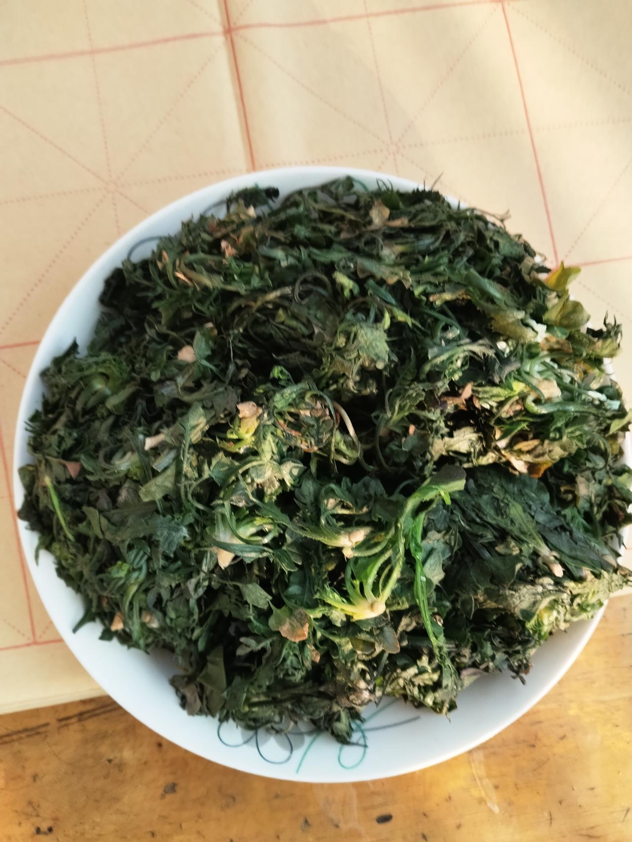 这是一碟焯过水的霁菜，我试着做几种吃法，闲着无事你可以试试看。
1，用不太辣的青