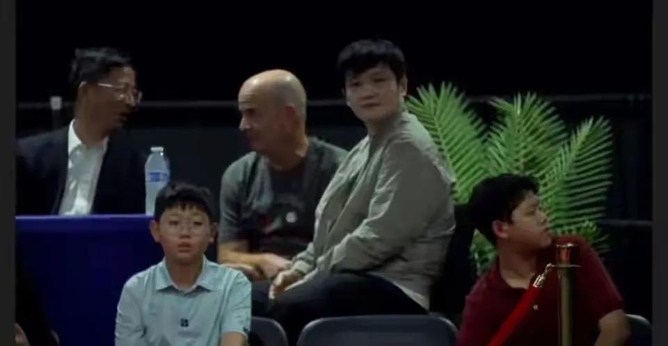 樊振东美国赛场惊艳转身！球迷惊呼：他咋成联赛老板了？

爆了爆了！今天美国加州乒