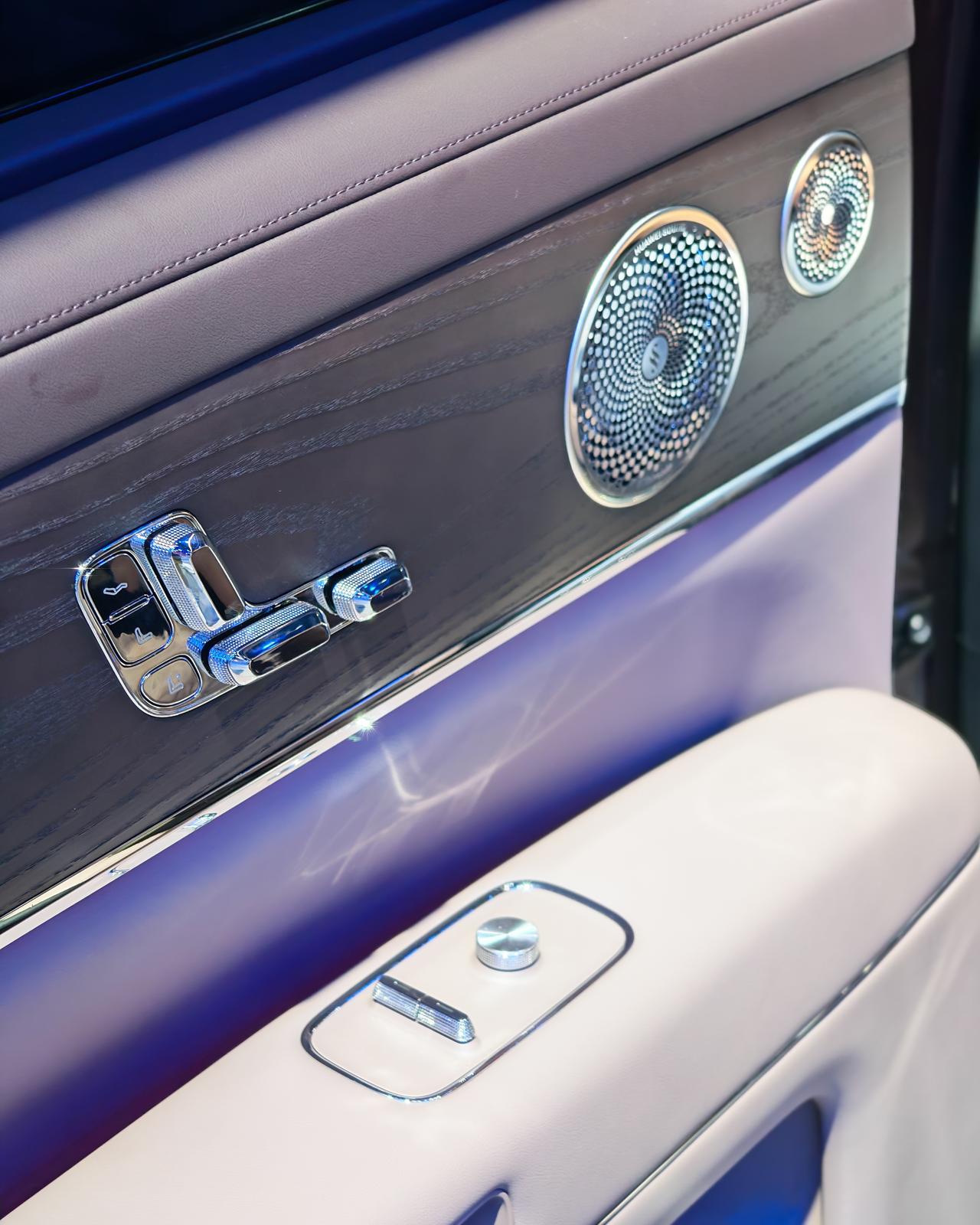 昨天摸车时，心想老余和团队要不要把这个车皇旗舰的按钮工艺在下一个年型款时，改了。