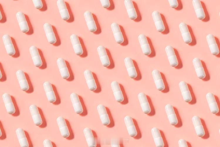 钙的主要健康益处与最新研究观点 文章指出，钙不仅是维持骨骼与牙齿健康的关键矿物质