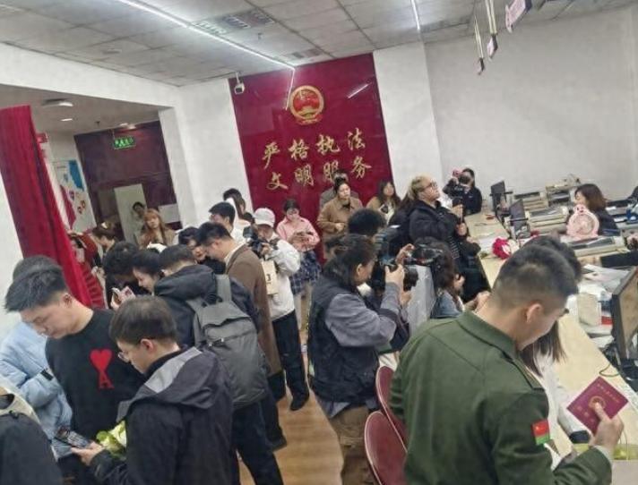结婚登记冷冷清清，离婚窗口大排长龙。这届年轻人，怎么就把婚姻过成了“围城”？
