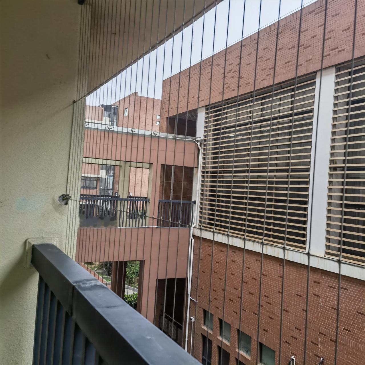 现在的中小学在学生的人身安全防护方面颇下功夫[赞]安装这种走廊防护网既结实安全，