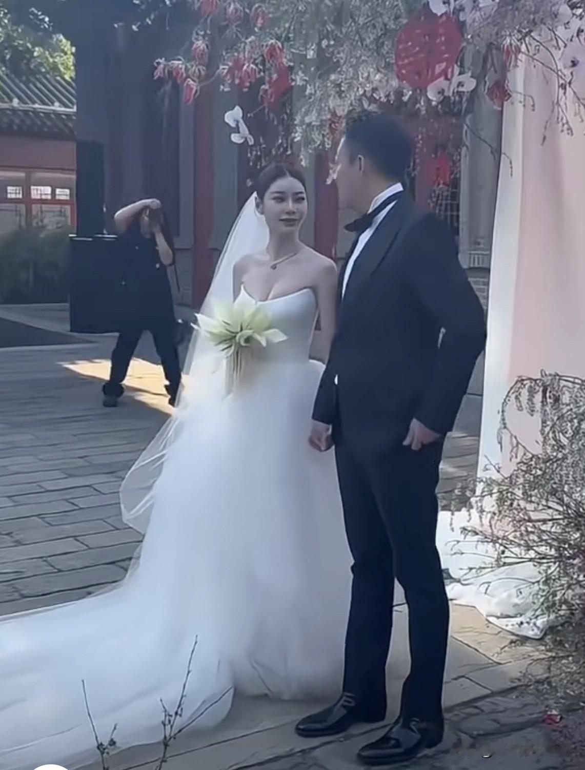 马晓梅真是好福气，今日大婚的礼服，一共换了五套，有的仙气飘飘，有的性感婀娜，有的