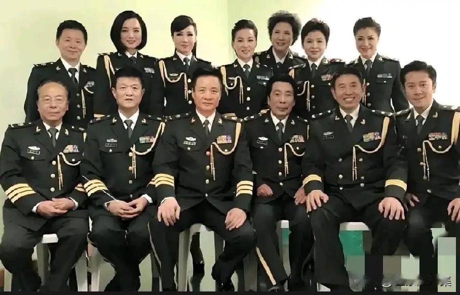 原总政歌舞团中央军委政治工作部歌舞团一众军旅歌唱家演出后台的留影，前排坐，从左至